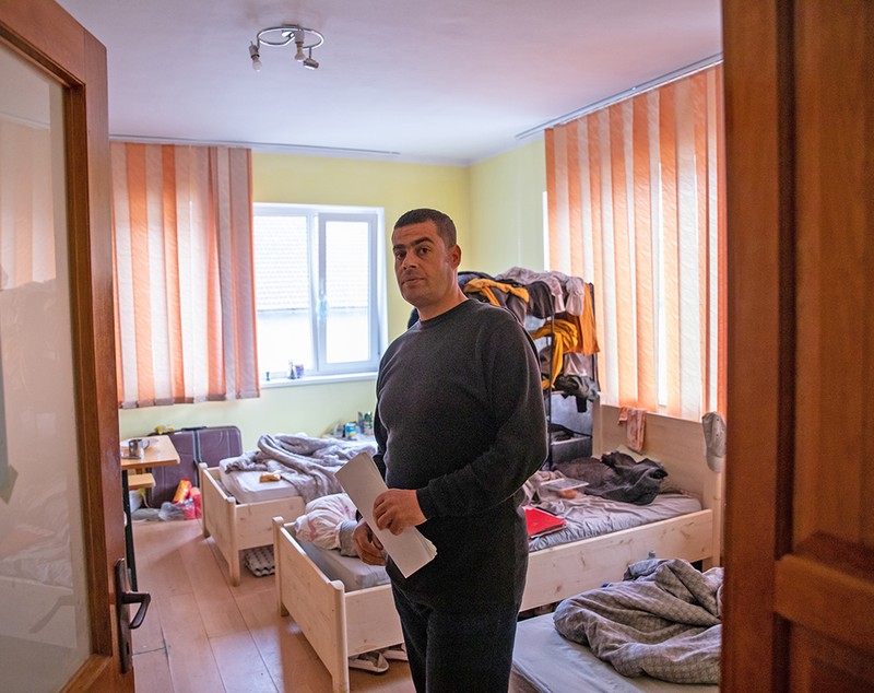 “Am venit aici să muncim, nu să mâncăm de la Crucea Roșie”. Disperarea a 45 de muncitori egipteni și tunisieni din Sibiu, abandonați de un afacerist care escrochează dându-se vărul lui Raed Arafat (I)