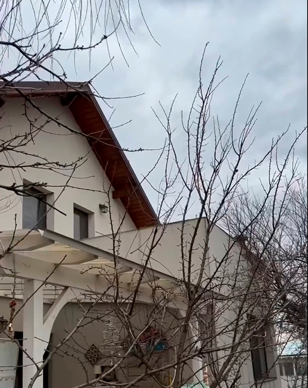 Imagini cu casa de la țară în care locuiește Oreste cu familia. Și-a construit în satul Fundeni, în Călărași, o locuință cu mai puțin de 60.000 de euro