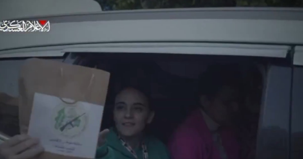 Momentul în care una dintre ostaticele eliberate de Hamas primește o pungă de cadou cu logo-ul grupării. Foto Captură video X