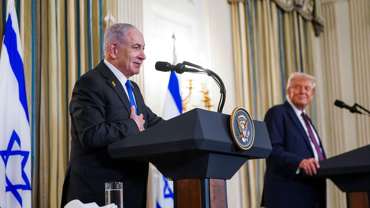 Benjamin Netanyahu (stanga) și Donald Trump (dreapta), la costum, tin o conferinta de presa