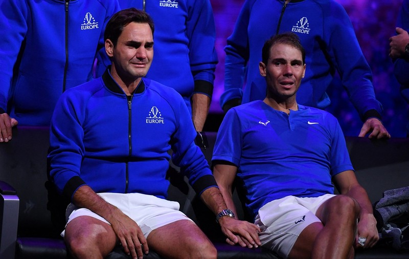 IMAGINEA ZILEI în sportul mondial. Roger Federer ținându-l de mână în lacrimi pe Rafael Nadal la ultimul său meci ca profesionist în tenis