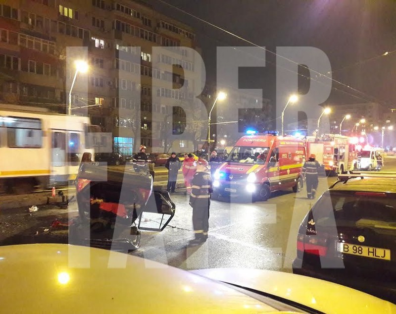 Accident pe Calea Griviței. O mașină s-a răsturnat în mijlocul drumului / FOTO & VIDEO