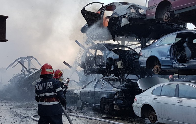 UPDATE/ Incendiu puternic într-un parc auto din Agigea. Focul ar fi pornit de la o rulotă/ VIDEO&FOTO