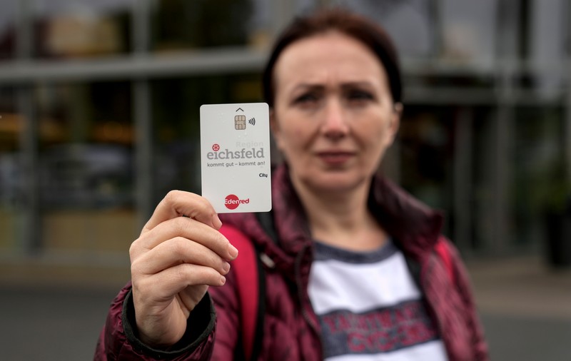 Măsurile Germaniei pentru a reduce migrația: schimbă banii cash dați solicitanților de azil cu un card special. Susținătorii migranților critică măsura