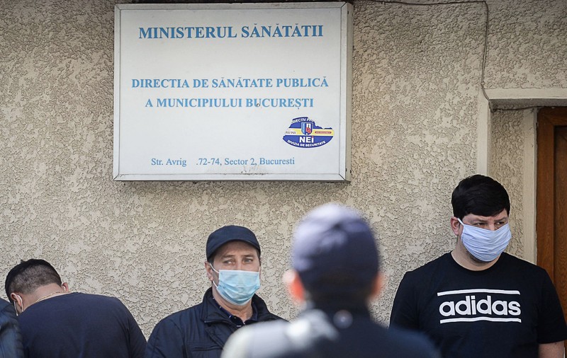 Mărturii de la vârful Sănătății: „La București, erau saci cu formulare nedeschise ale oamenilor în izolare”. Statul a concediat 1.000 din DSP-uri, iar acum a angajat 1.000