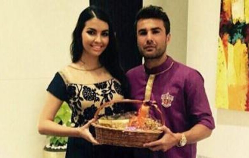 Adrian Mutu s-a îmbrăcat în haine indiene. ^"Eu și prietena mea vă urăm Diwali Fericit" / FOTO&VIDEO