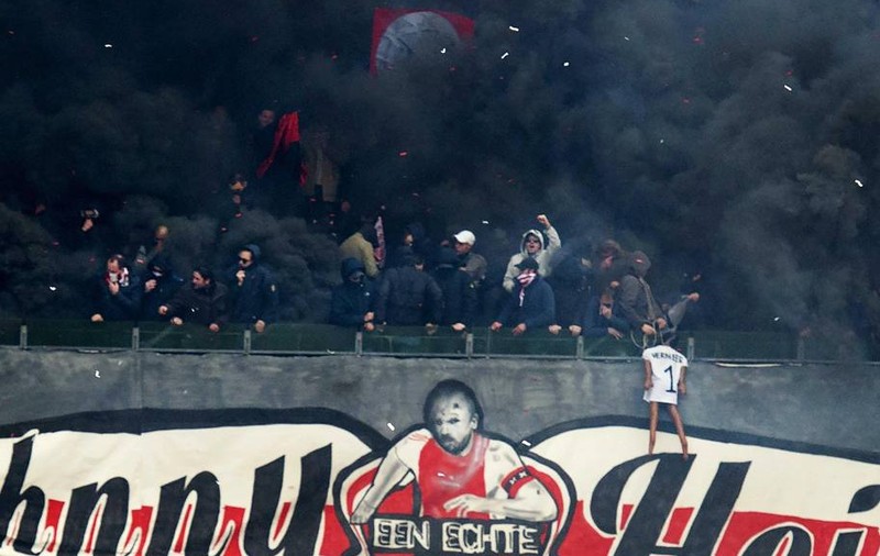 Au înnebunit! Gest extrem pe stadioanele Europei! Ultrașii echipei Ajax l-au ”spânzurat” pe ”trădătorul” Vermeer! / GALERIE FOTO și VIDEO