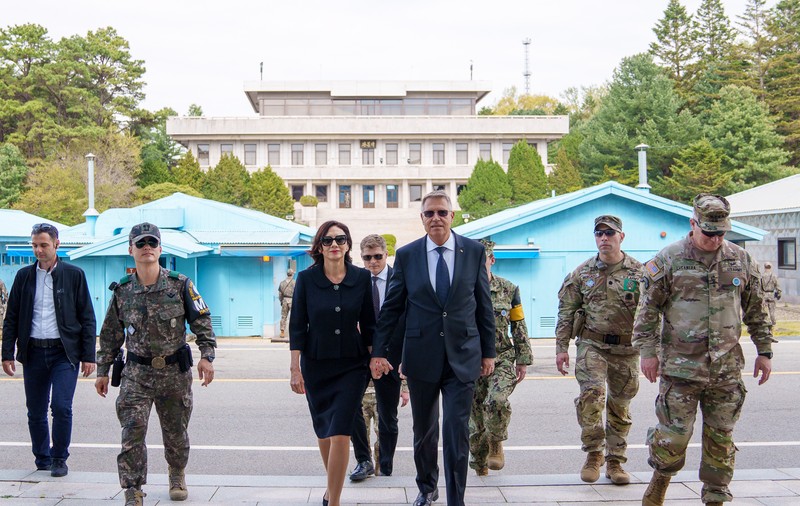 Primele imagini cu Klaus Iohannis în Coreea de Sud. A vizitat zona demilitarizată dintre cele două Corei