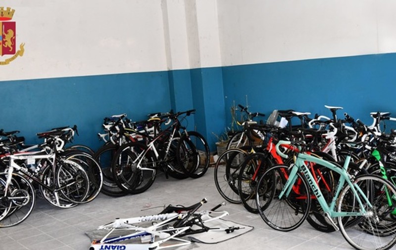 Un român din Italia care a fost oprit pentru un control pentru respectarea normelor de carantină a fost arestat pe loc. Avea în dubă 32 de biciclete furate
