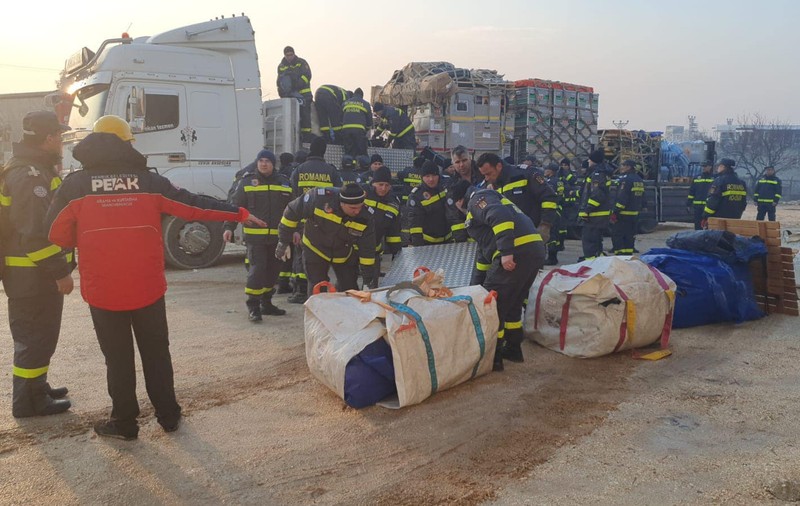 Recuperarea unei familii blocate sub dărâmături, prima misiune a salvatorilor români în Turcia. Copilul a fost găsit mort