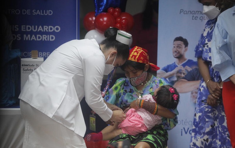 Agenţia Europeană pentru Medicamente a aprobat folosirea încă de la vârsta de 6 luni a vaccinurilor anti-COVID de la Pfizer şi Moderna