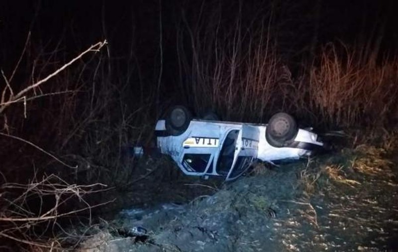 Mașină de poliție, răsturnată în misiune la Satu Mare. Sindicaliștii vor casarea „sicrielor pe roți”