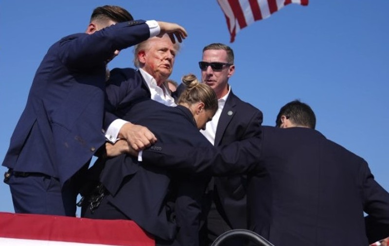 „Ar fi trebuit să fiu mort”. Donald Trump, interviu după tentativa de asasinat: „M-au lovit atât de tare, încât mi-au căzut pantofii”