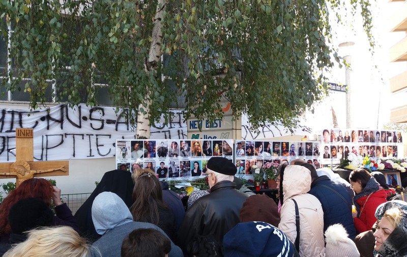 Doi ani de la tragedia din Colectiv! Doar câteva zeci de persoane, la slujba de pomenire din fața clubului ucigaș. Prea puțini oameni pentru un Colectiv așa de mare!