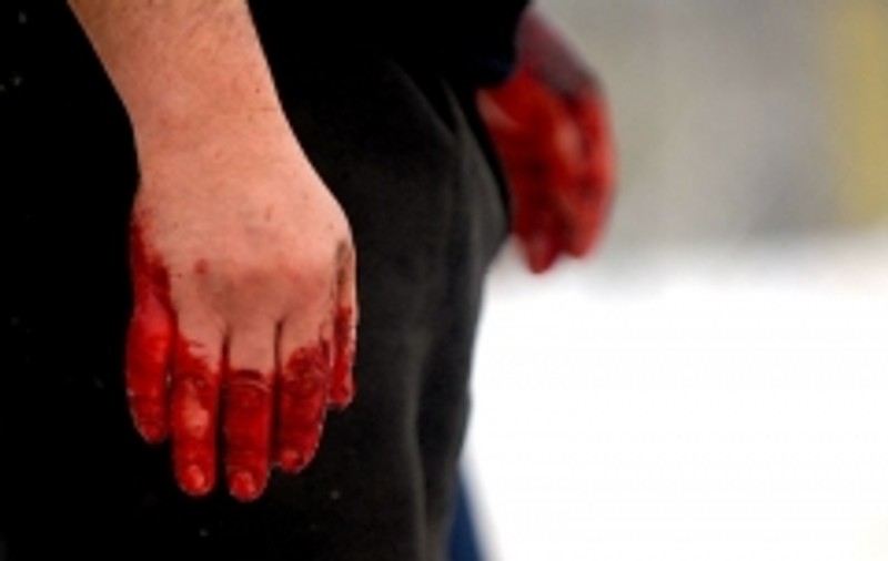 Le-a tăiat gâtul copiilor după care a încercat să se sinucidă 