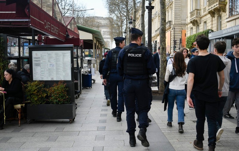 Jaf armat la un hotel luxos de lângă Champs-Élysées, la câteva ore după vizita lui Joe Biden. Angajații au fost bătuți și legați