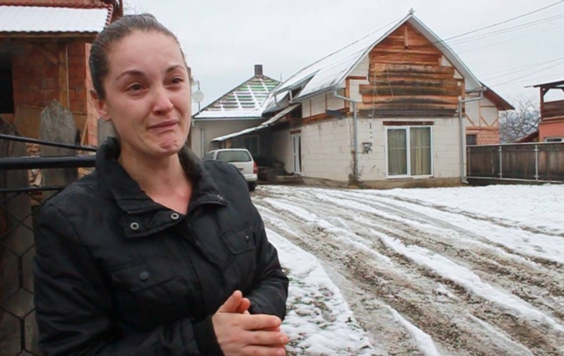 Cum se apără mama băiețelului terorizat de unchiul său deghizat în Moș Nicolae