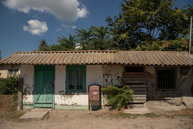 Un oficiu poștal cu lacătul pe ușă