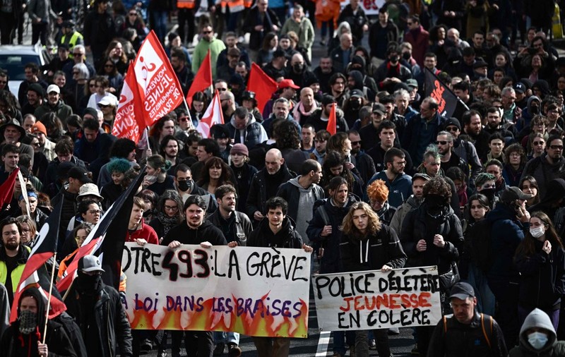 Ce spun românii stabiliți în Franța despre creșterea vârstei de pensionare de la 62 la 64 de ani. „Noi de la ei, de la francezi, am învățat să ne cerem drepturile”