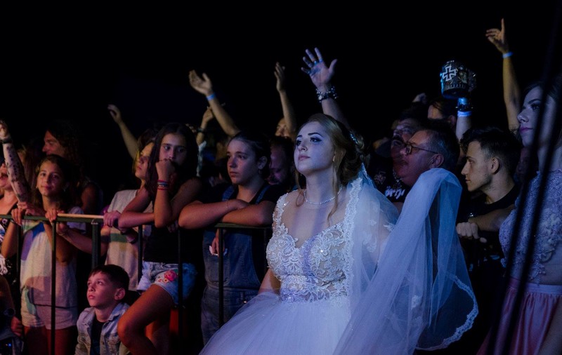 O mireasă a fugit de la nuntă pentru un concert Iris! Solistul a chemat-o pe scenă, motocicliștii au aplaudat-o
