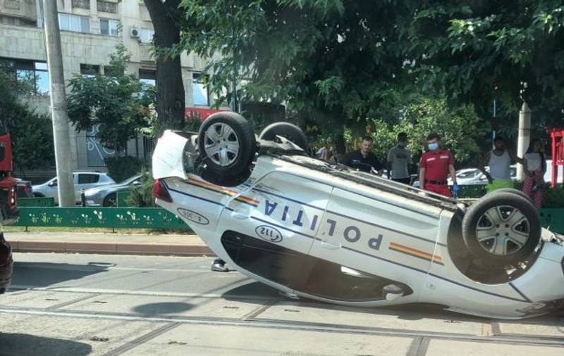 Mașină de Poliție răsturnată în Capitală, după un accident. Două persoane au fost rănite ușor