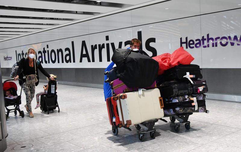 O femeie riscă 14 ani de închisoare, după ce a fost prinsă pe aeroportul din Londra cu o sumă imensă de bani ascunsă în bagaje
