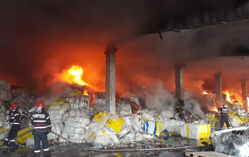 UPDATE Incendiu în Vaslui. A ars un depozit de deșeuri FOTO&VIDEO