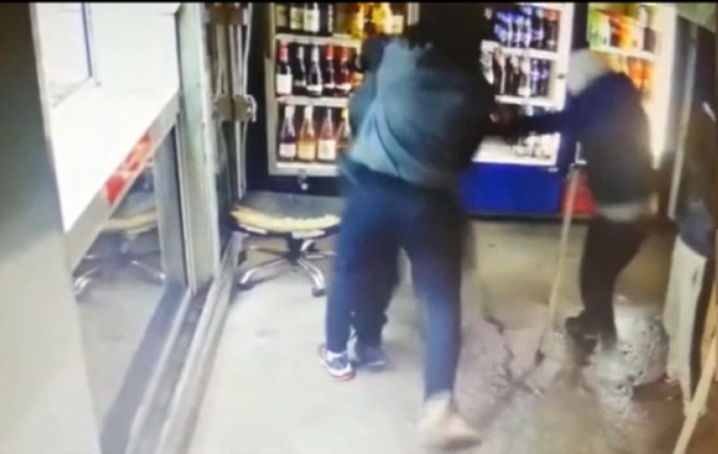 Trei bărbați din Capitală, reținuți, după ce au amenințat cu un pistol de tip airsoft angajata unei staţii GPL pentru a o jefui