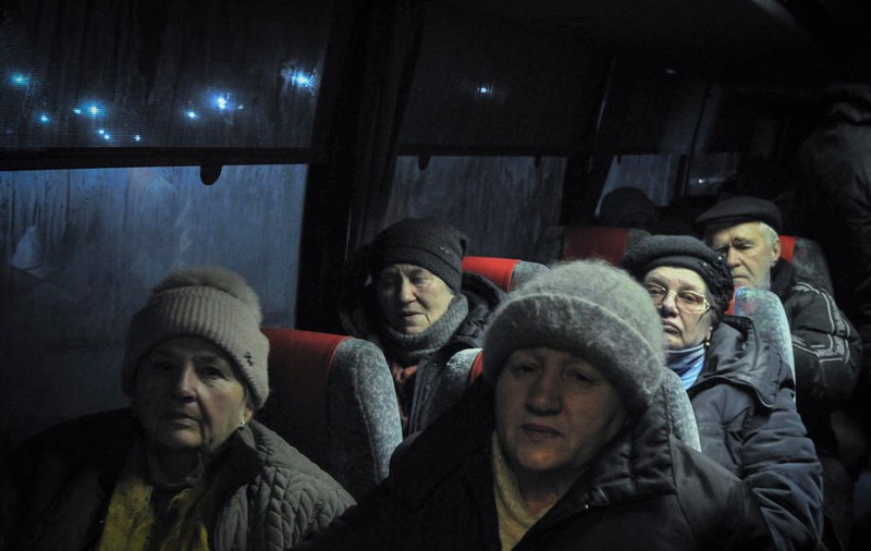 „Am stat 10 zile în subsol, fără apă și curent”. Mărturiile oamenilor care au reușit să fugă din Mariupolul asediat