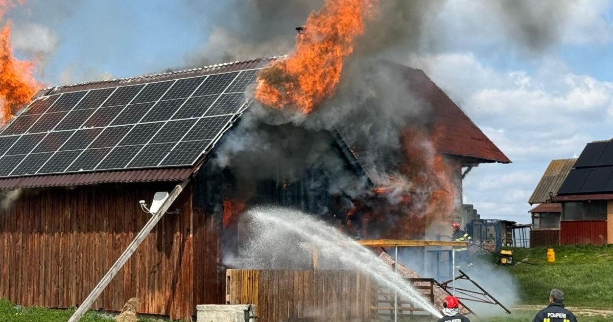 Doi pompieri intervin pentru stingerea unui incendiu izbucnit la o casă din Câmpia Turzii, 10 aprilie 2026