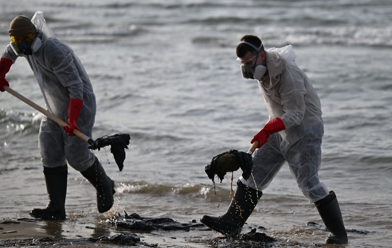 Deversarea de petrol din Marea Neagră se extinde la plajele din Crimeea anexată
