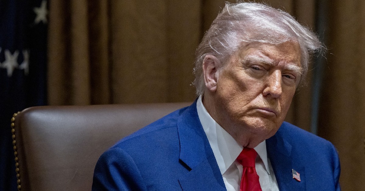 Donald Trump îmbrăcat într-uncostum albastru