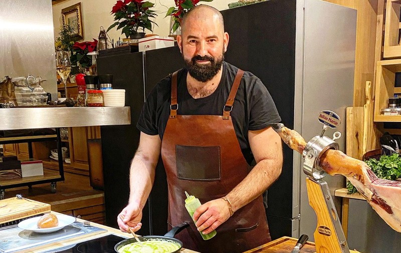 Chef Adi Hădean găteşte pentru refugiaţii ucraineni, la punctele de frontieră. „Dragii mei, sunt la Sighetu Marmaţiei”