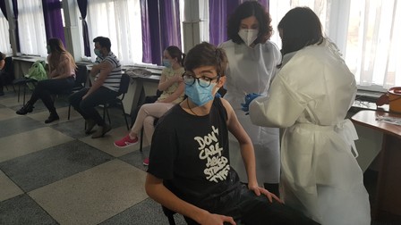 Vlad, student, se vaccinează