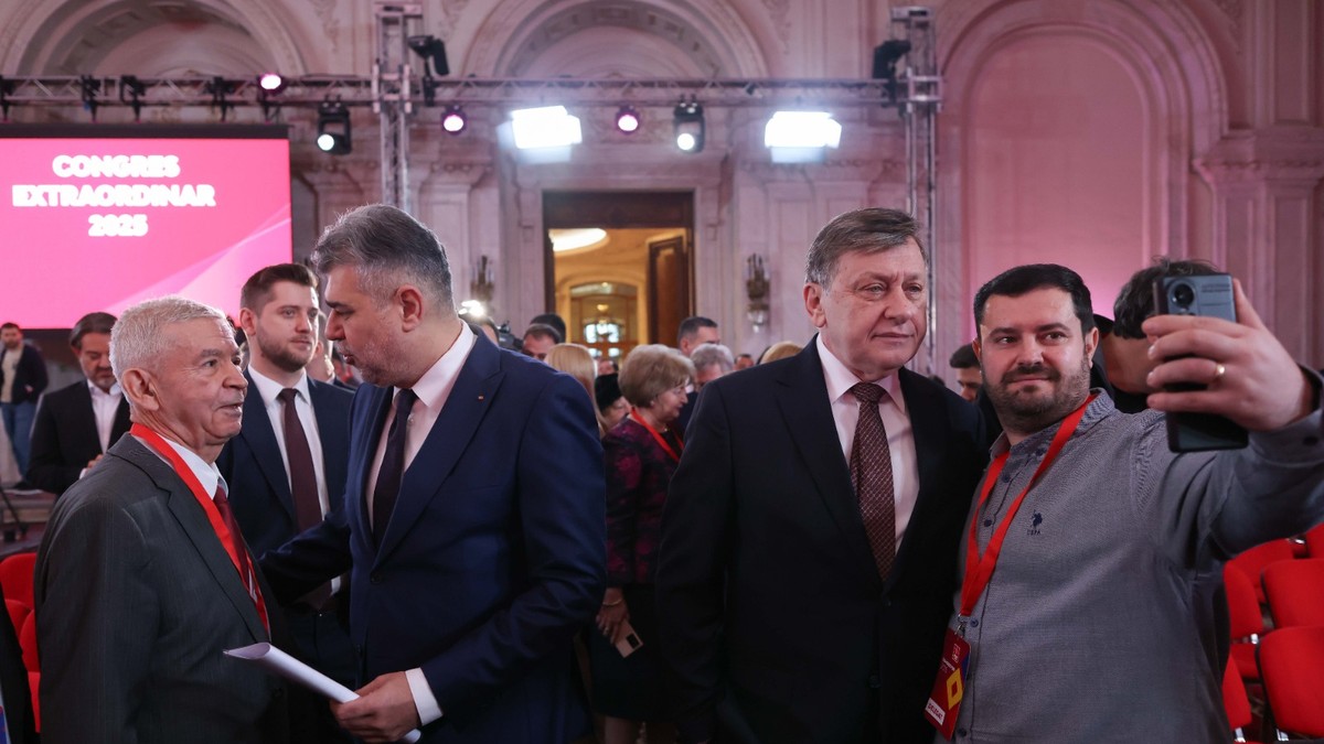 în stânga mijloc, Marcel Ciolacu, în dreapta mijloc Crin Antonescu pozează pentru un selfie la congresul extraordinar PSD - 2 februarie 2025