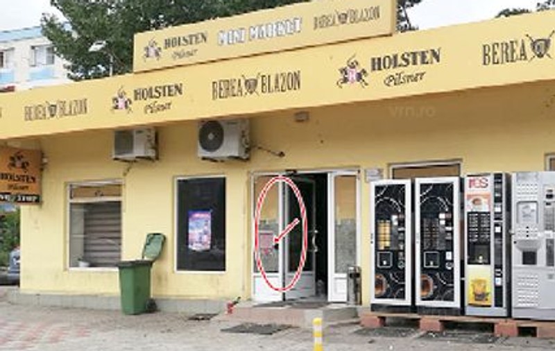 Un bărbat din Bârlad și-a dat pantalonii jos, supărat că vânzătorul n-a vrut să-l mai servească cu bere