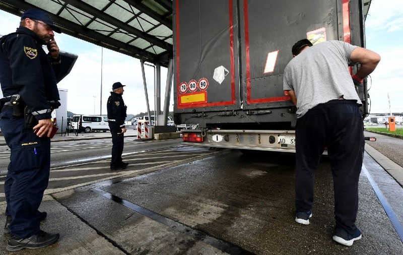 Doi șoferi români de TIR, amenzi cumulate de 45.000 de euro în Slovenia. Polițiștii le-au scos camioanele din circulație