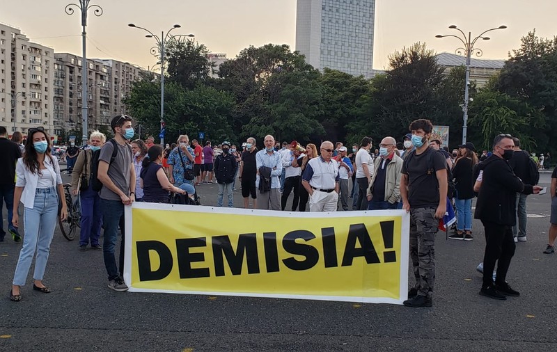 Protest anti-Cîțu în Piața Victoriei. Zeci de oameni i-au cerut demisia premierului