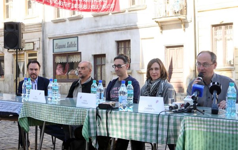 Nae Caranfil şi Bobby Păunescu, conferinţă pe platoul de filmare al producţiei "Closer to the Moon" 