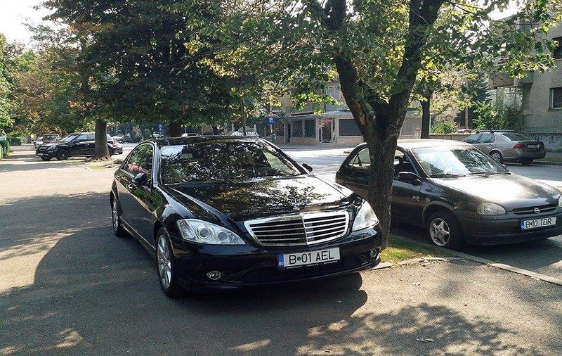 Fostele maşini ale rapidistului George Copos au ajuns la vânzare pe trotuar!