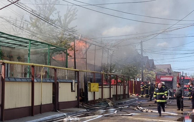 Incendiu puternic în Bârlad. Șapte locuinţe şi anexe ale acestora au fost cuprinse de flăcări