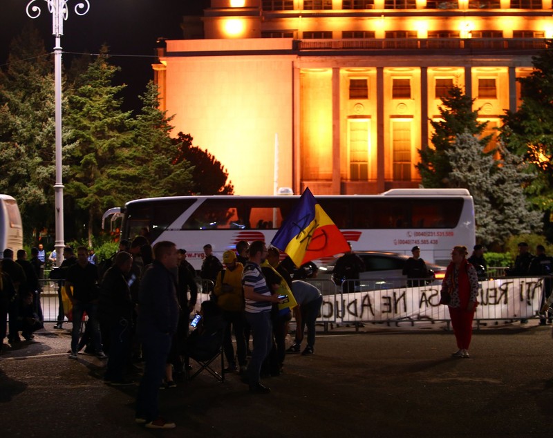 Scandal între taberele Simion și Șoșoacă, la protestul AUR. Manifestanții, despărțiți de jandarmi