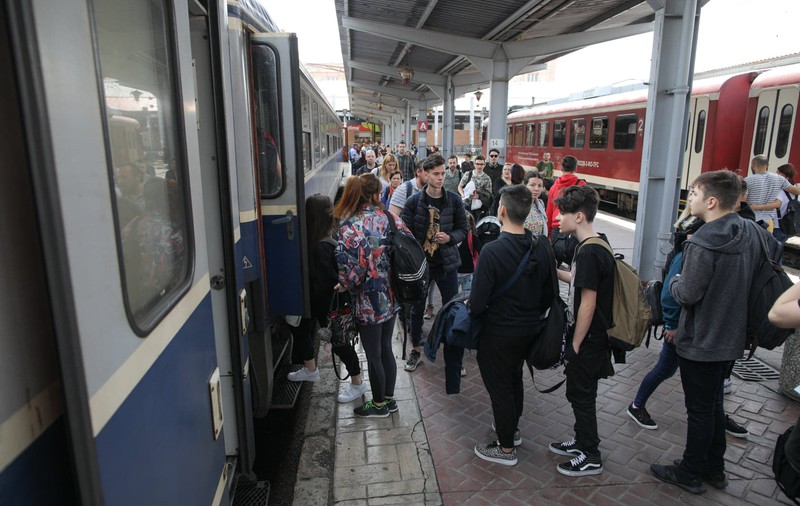 Traficul feroviar, dat peste cap. Întârzieri de până la 10 ore după furtunile de azi-noapte şi accidentul de la Feteşti