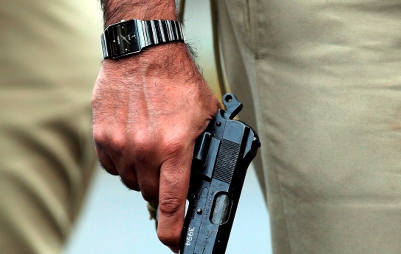 Trei tineri umblau cu arme fără permis