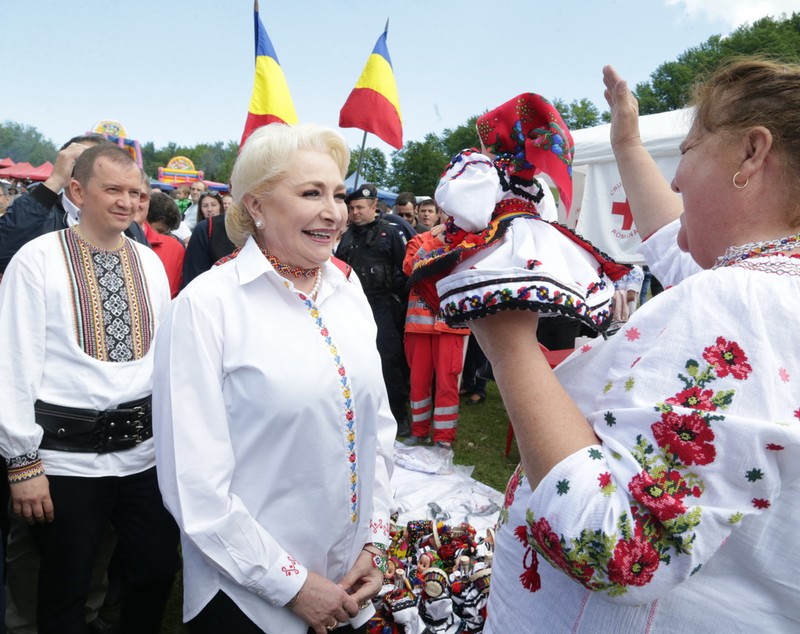 FOTO | Premierul Viorica Dăncilă a mers la Festivalul Sâmbra Oilor. Reacţie la protestele din ultimele zile: "Adevăraţii români sunt oameni care îşi bazează atitudinea pe argumente"