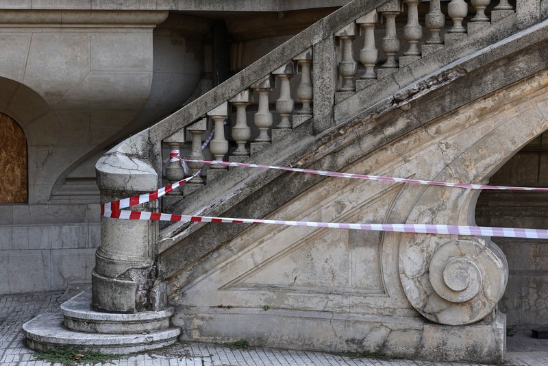De peste cinci ani, Palatul Cantacuzino de pe Calea Victoriei își ține ușile închise. Foto: Vlad Chirea (Libertatea)
