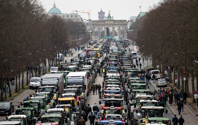Au blocat Berlinul cu tractoarele. Motivul pentru care au protestat fermierii germani