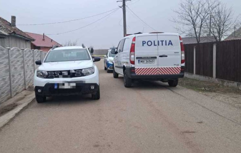 Un bărbat a intrat în locuința unei femei din Dolj și a înjunghiat trei oameni. Unul dintre ei a murit