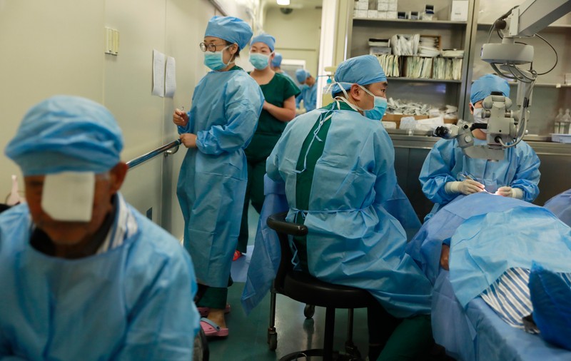 Primul om din lume care a primit două transplanturi de față se simte bine, la trei luni după operație