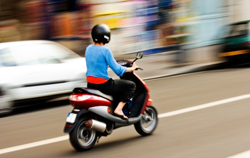 Până unde merge CRUZIMEA  HOTILOR! Lovesc oameni cu motocicleta şi apoi îi jefuiesc